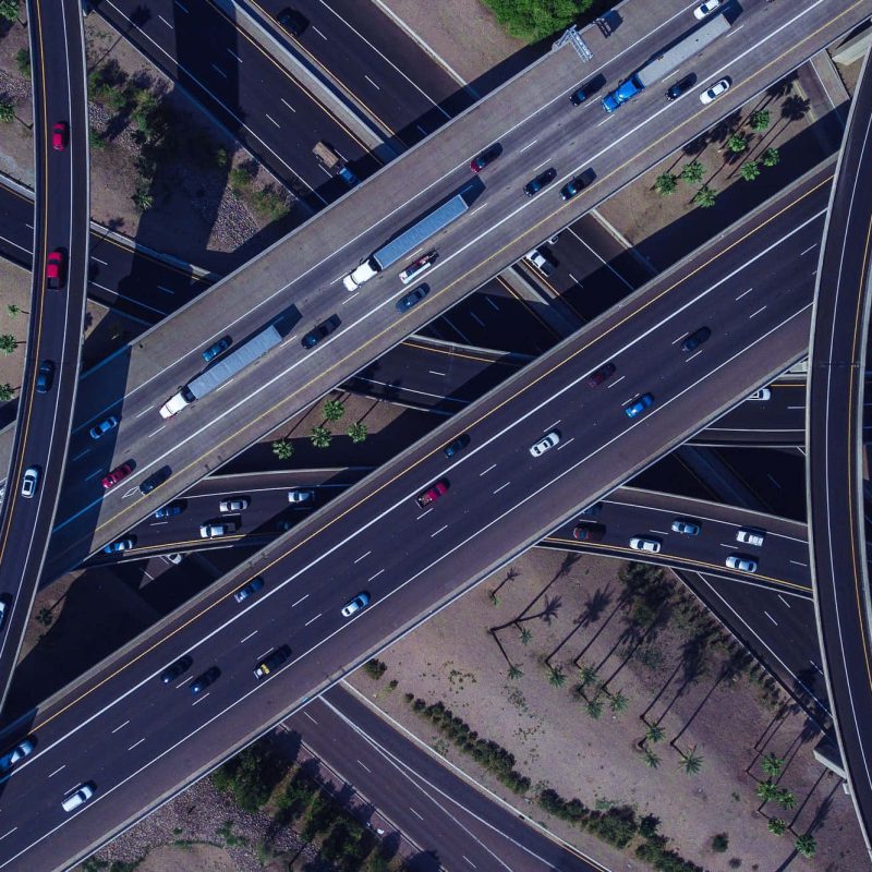 Vista aérea de una intersección de autopistas.