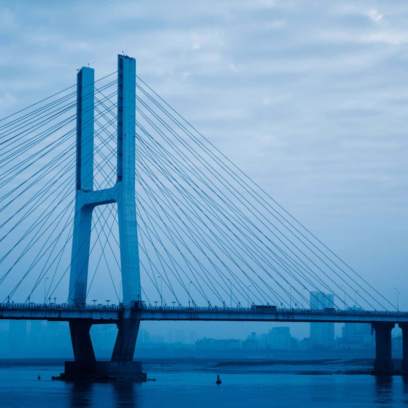 Puente moderno con cielos azules y nublados.